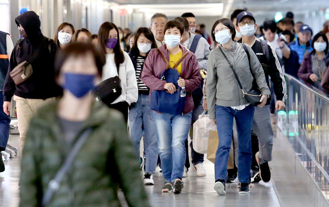 一名刚返台的网友分享冲绳机场报到太塞，连免税店都没办法逛，引起一票人讨论。（示意图／资料照）