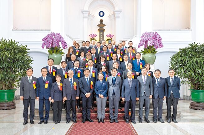 萧副总统与国家品牌玉山奖全国首奖得奖代表合影。图／总统府提供