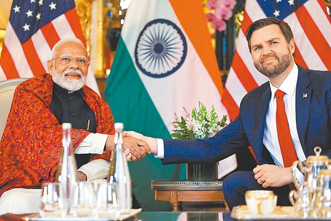 美国副总统范斯在法国巴黎的美国大使官邸，与印度总理莫迪举行双边会议。（路透）