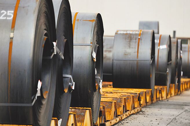 美国总统川普下令对进入美国的铝和钢铁徵收25%的关税。图为墨西哥一间工厂。（路透）