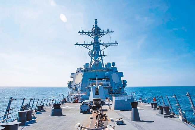美國總統川普就任後，美國海軍2艘軍艦於2月10日至12日間，由北向南通過台灣海峽。圖為驅逐艦強生號。（摘自美國海軍官網）