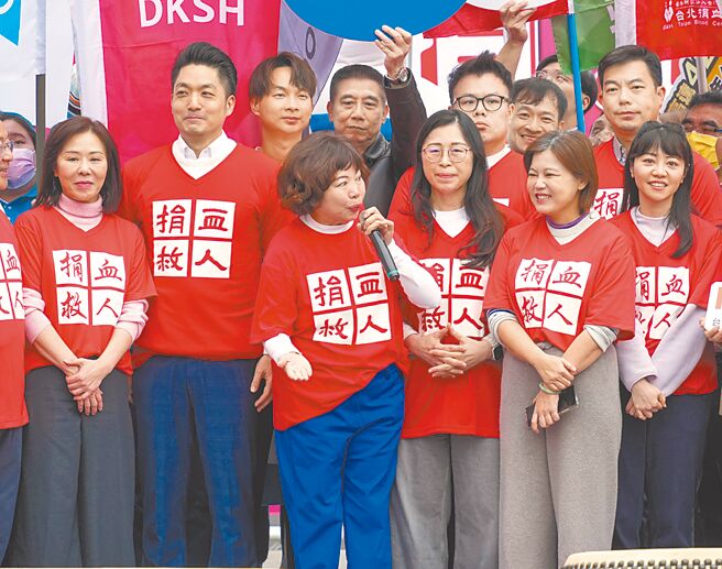 国民党立委李彦秀（前排左）陷罢免困境，12日出席内科千人捐血活动，与昔日对手前民进党立委高嘉瑜（前排右）同框。（罗永铭摄）