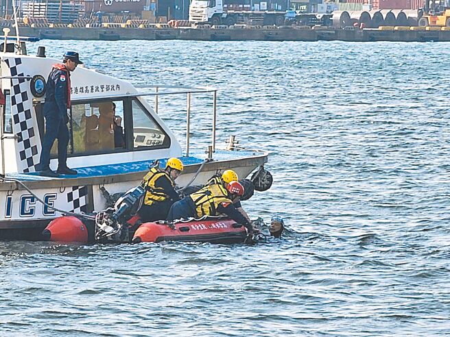 协助在高雄港区搜索分尸案尸骸的潜水教练，10日水面戒护队员一度与潜水教练失联，戒护小艇还故障漂离潜水地点，所幸港警总队协助拖带救援。（高雄警光救难队提供／任义宇高雄传真）
