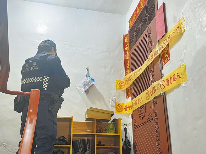 張介宗涉嫌在高雄市前鎮區的住處連續殺人分屍，目前該處圍起封鎖線，警方定期巡簽。（洪靖宜攝）