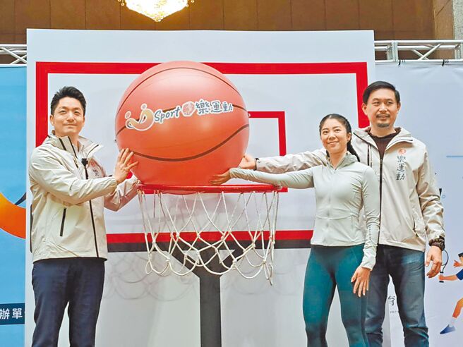 台北市政府去年推出「U-Sport台北乐运动」计画，预算执行率100％，市长蒋万安（左）12日宣布3月将推出「U-Walk」计步集点新功能，让民眾日常健走、跑步也能集U币。（温予菱摄）