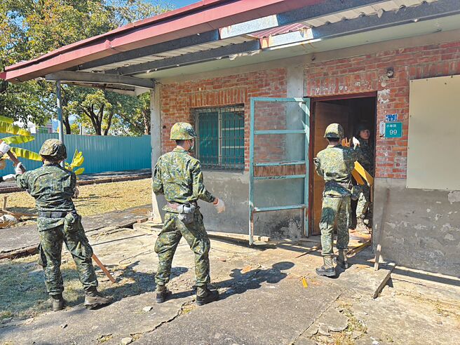 国军协助台南市政府整修南水分署34栋眷属宿舍，将提供受灾户申请暂住。（台南市政府提供／宝智华台南传真）