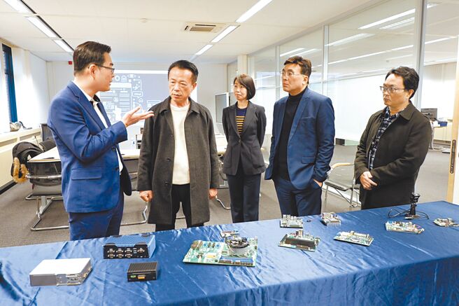 嘉义县长翁章梁（左二）近日率县府团队前往德国及荷兰访问，图为参访爱茵荷芬的台商。（嘉义县政府提供／吕妍庭嘉义传真）