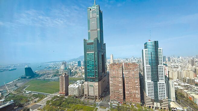 高市财政局公布，2024年各行业营利事业销售额初估突破6兆元，创下歷史新高。图为近年产业进驻热络的亚湾区。（柯宗纬摄）