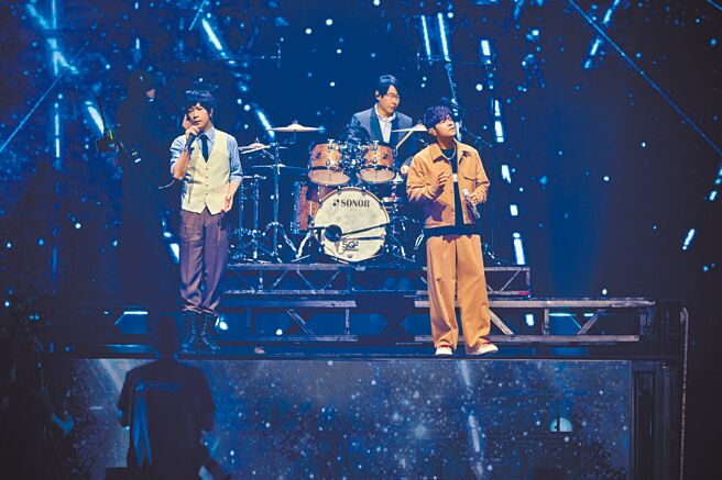 周杰倫（右）去年在大巨蛋開唱，請五月天當嘉賓造成轟動。（杰威爾音樂提供）