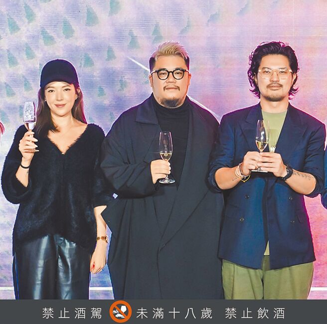 許瑋甯（左）與抓馬文化合組「時間軸製作所」，11日晚間在春酒宴與合作夥伴們大合照。（抓馬文化提供）