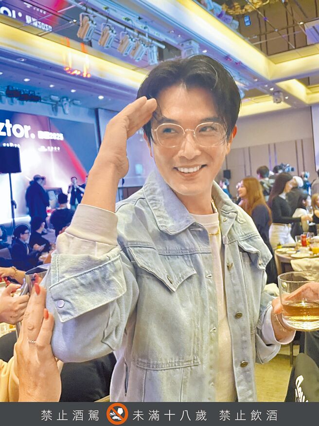 許久未公開露面的邱澤，11日晚間陪愛妻許瑋甯出席抓馬文化春酒宴。（林淑娟攝）