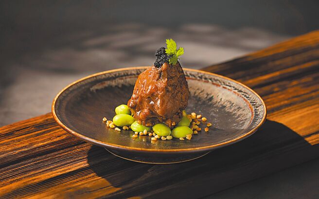 2月28日前「阪前鐵板燒」內用消費2客（含）以上套餐，出示活動文案，每客款待價值680元的「松露清酒和牛頰」1份。（阪前鐵板燒提供）