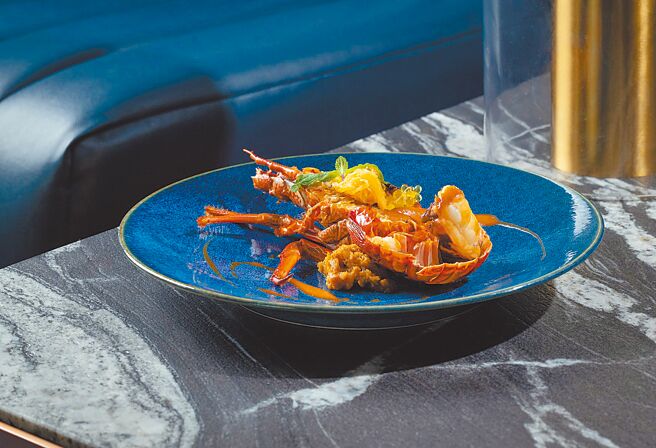 「冬季饗焰套餐」當中的龍蝦創意料理，採用台農66號有機紅心地瓜，及黑糖薑味雞汁蒸烤煮透後再加入黑麻油與初榨橄欖油晶球來平衡整體口感。（漢來美食提供）