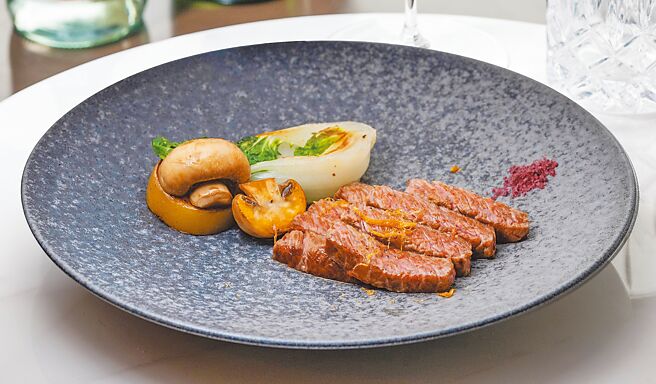 「冬季饗焰套餐」提供多樣化主餐選擇，包括美國安格斯牛系列、日本F1牛、和牛系列等，另有櫻桃谷鴨胸、紐西蘭羔羊排等非牛肉選擇。（漢來美食提供）