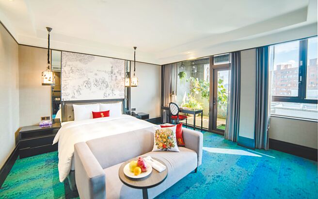 「摩天情緣」住房專案享客房浪漫布置，免費搭乘美麗華高空摩天輪。（內湖凱旋酒店提供）