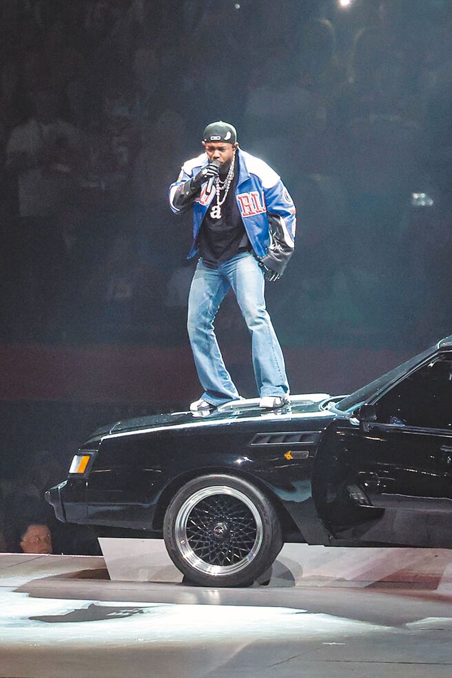 肯卓克拉瑪以藍色棒球夾克搭配Celine水洗丹寧褲登台。（Celine提供）