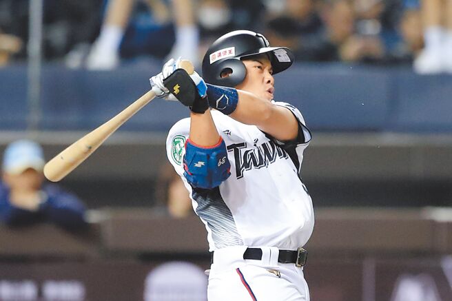 台韩国际交流赛6局下，吴念庭打出深远二垒安打，并在高宇杰安打帮助下回本垒得分。（黄世麒摄）