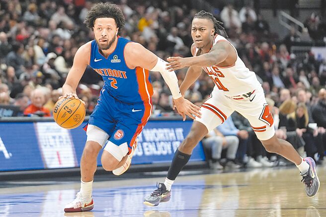 活塞後衛康寧漢（左）運球甩開公牛後衛多桑姆。（美聯社）