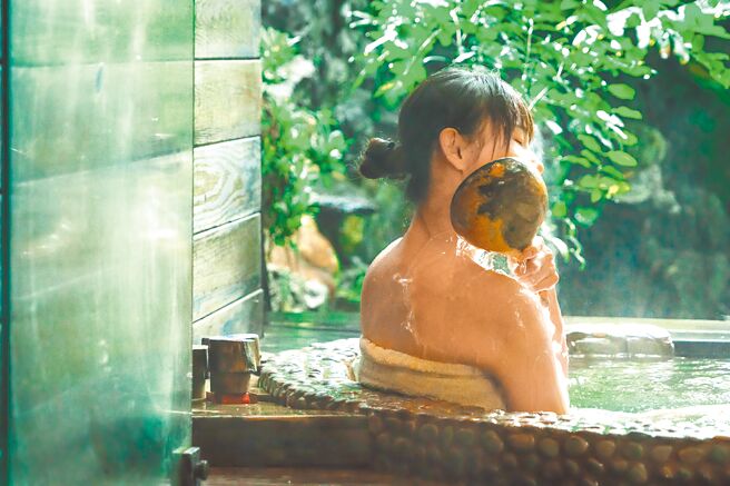 中医认为轻微感冒仍可适度泡汤。（本报资料照片／北观处提供）