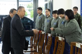 李棟樑慰訪空作部 走到、握到、關懷到鼓舞士氣