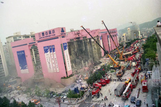 史上最惨百货事故...30年前「三丰百货」倒塌502死 同是美食街酿祸