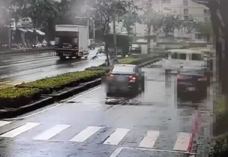 对向轿车迴转险擦撞  高雄男驾驶持球棒理论遭送办