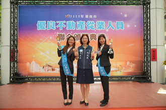 信義房屋陳郁媖、李佳靜以行動詮釋以人為本　獲獎受肯定