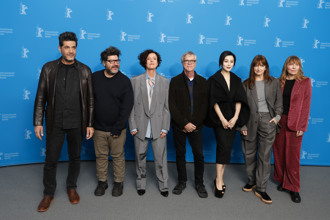 柏林影展开幕主席狂轰川普！范冰冰首当评审绝美亮相