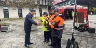 台灣燈會義交協勤桃園警長慰勞 呼籲賞燈多利用免費接駁車
