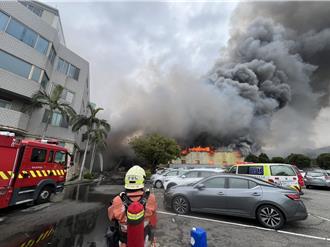 竹市矽膠工廠大火濃煙飄苗栗 市府籲門窗緊閉、外出戴口罩