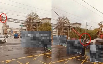 火車要禮讓？平交道警鈴響「學生隊伍慢慢走」 師急扛柵欄通過