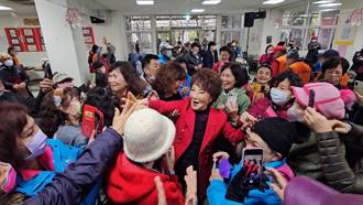 楊燕板橋榮家獻唱長輩嗨翻！101歲伯獲簽名照超感動