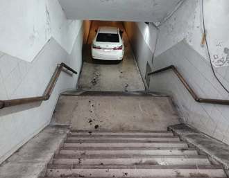 勇闯地下道？爱车卡入口动弹不得 惨遇拖吊失败「一路向下」