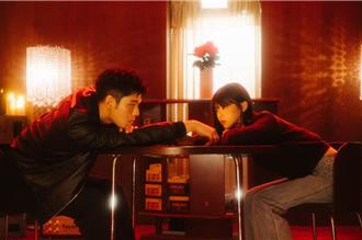 周予天不畏0度低溫 被直擊跟紐約大學正妹躺大馬路