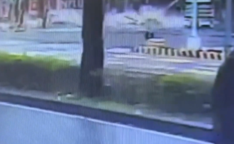 新光三越氣爆！ 澳門一家人遭「飛落碎片」砸中瞬間曝光