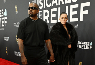 肯爷才带「全裸妻」闯葛莱美惊传离婚！经纪人发声了