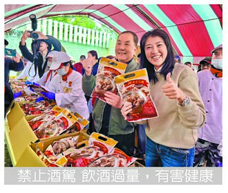 南投紫南宫呷丁酒 信眾冒雨抢领