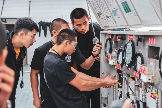  待潛水員出水後，立即展開水面減壓程序，操艙手依標準程序調整氣壓，以防減壓病發生。（記者謝承宏攝）