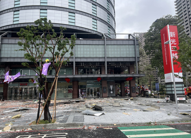 年营业额破250亿元的台中新光三越，一场气爆夺走4条人命，还有多人抢救中。（林欣仪摄）