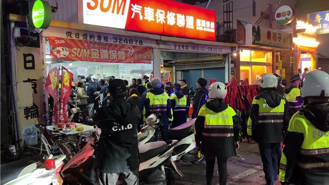 台東5名民眾14日0時酒後糾紛不聽制止，還推擠辱罵警方。（讀者提供／ 蔡旻妤台東傳真）