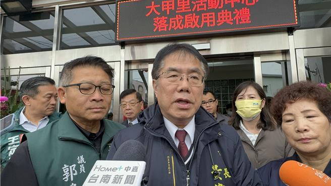 台南市长黄伟哲1针对台中新光三越气爆事件，强调未经申请径自动工就直接开罚。（曹婷婷摄）