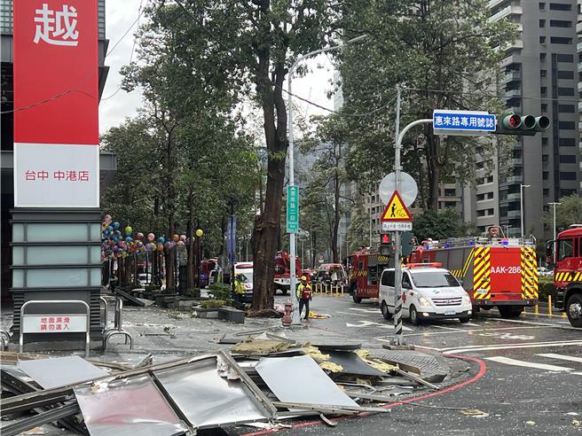 台中新光三越13日疑因施工不慎引发气爆，台中市都发局除勒令业者停业，14日起并加强卖场、百货联合稽查。（林欣仪摄）