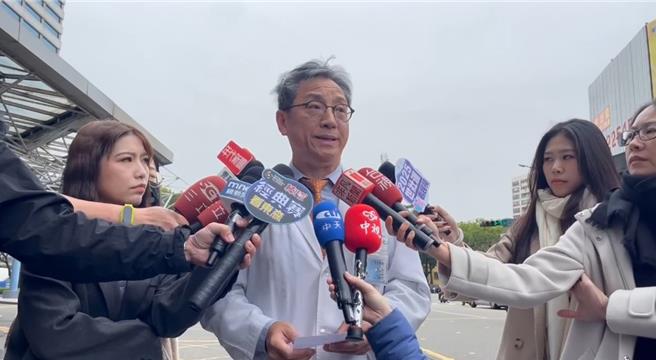 澄清医院医师说明患者病情。（李京升摄）