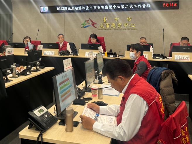 台中新光三越13日传出12楼疑因室内装潢施工案气爆，台中市长卢秀燕14日上午10时赴中市消防局灾应变中心主持会议公布，死伤人数增至死亡4人、受伤34人。（潘虹恩摄）