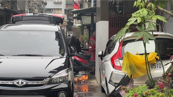 高雄杀人魔分尸案，第二名死者张姓妇人家属到现场招魂。（郭良杰摄）