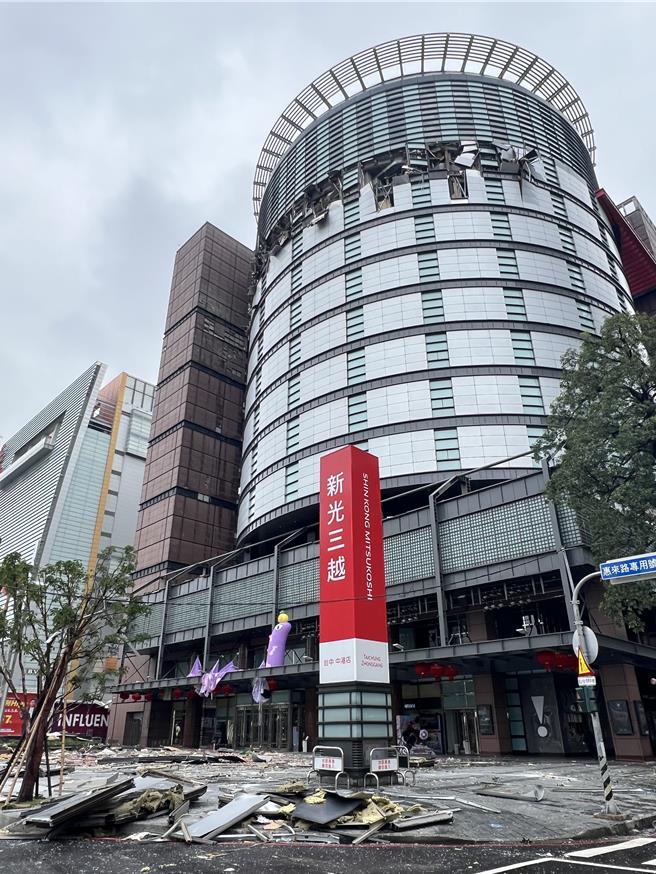 台中新光三越11、12樓改裝施工卻釀氣爆，市府表示業者施工前未申請，引發議員質疑「甩鍋」。（林欣儀攝）