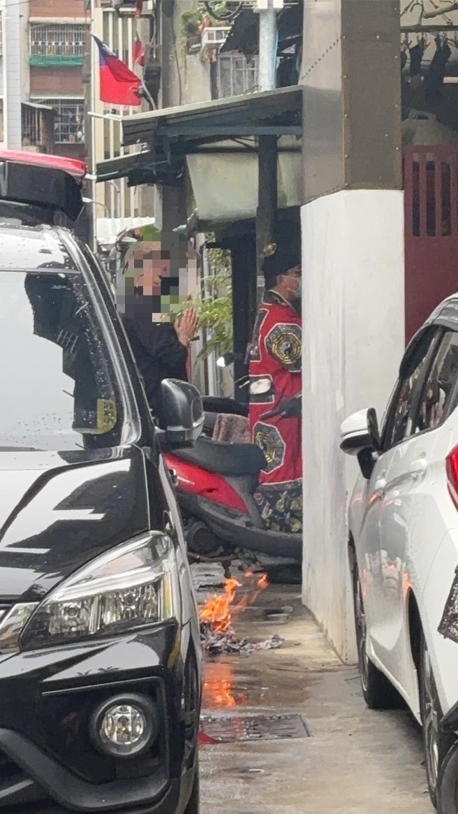 高雄杀人魔分尸案，第二名死者张姓妇人家属到现场招魂。（郭良杰摄）