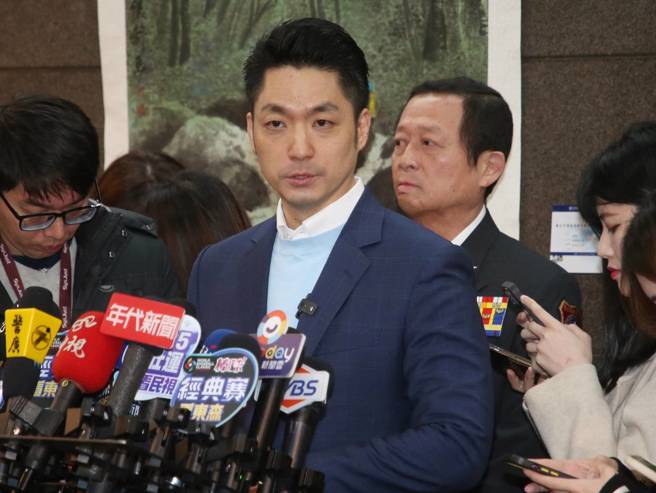 台北市长蒋万安14日表示，台中新光三越气爆事件发生后，第一时间就要求相关局处即刻进行无预警的稽查，目前就消防局、产发局回报，一切都正常且合乎规定，民眾可以放心。图为台北市长蒋万安（前）14日出席「三十华年，凤凰涅槃『一起』庆重生」活动，活动开始前受访。（赵双杰摄）