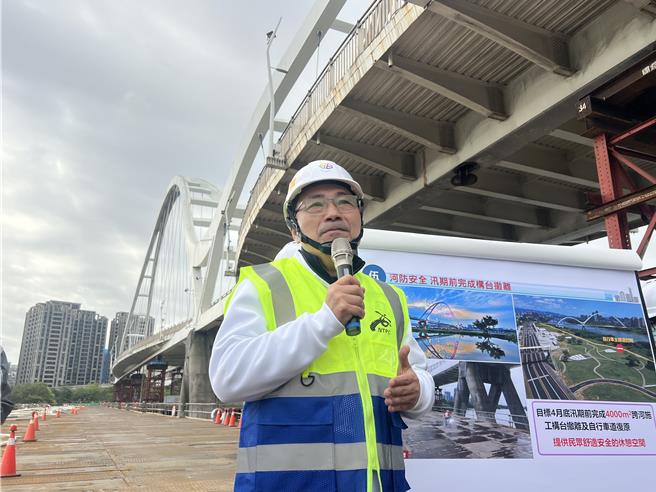 新北市長侯友宜今前往新月橋視察吊索修復工程。（呂健豪攝）