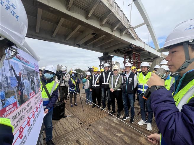 侯友宜聽取高灘處簡報。（呂健豪攝）